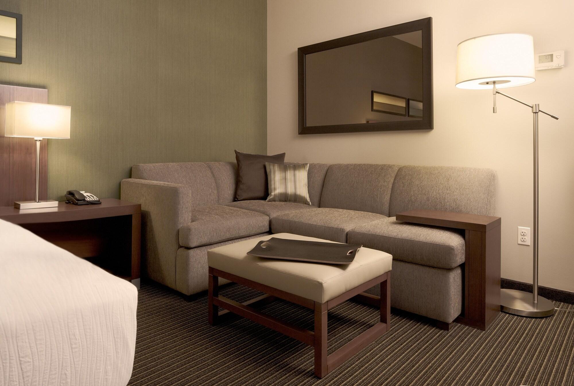Hyatt Place Gurgaon Udyog Vihar Ngoại thất bức ảnh A living room in a typical hotel room