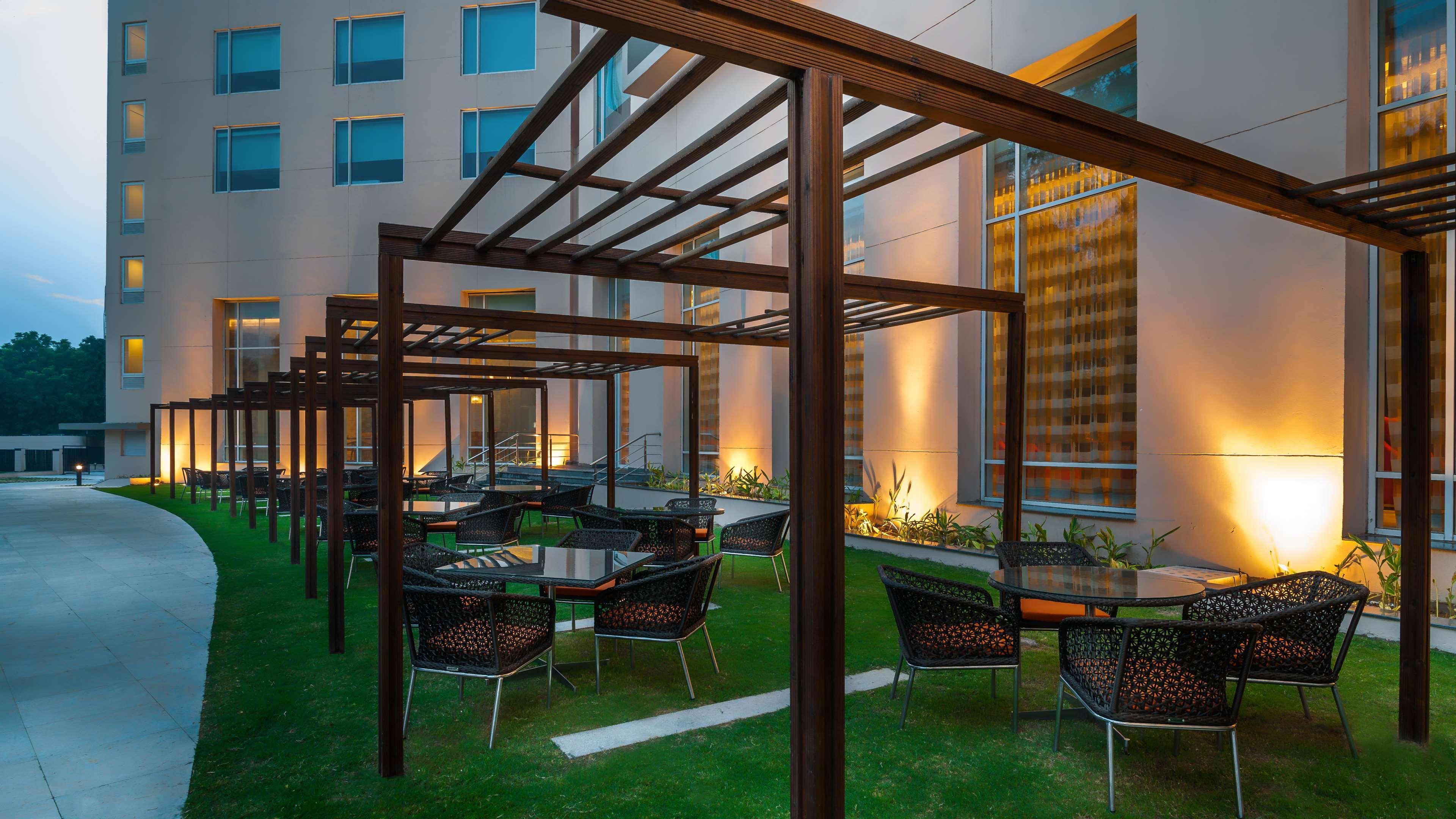 Hyatt Place Gurgaon Udyog Vihar Ngoại thất bức ảnh The hotel's garden