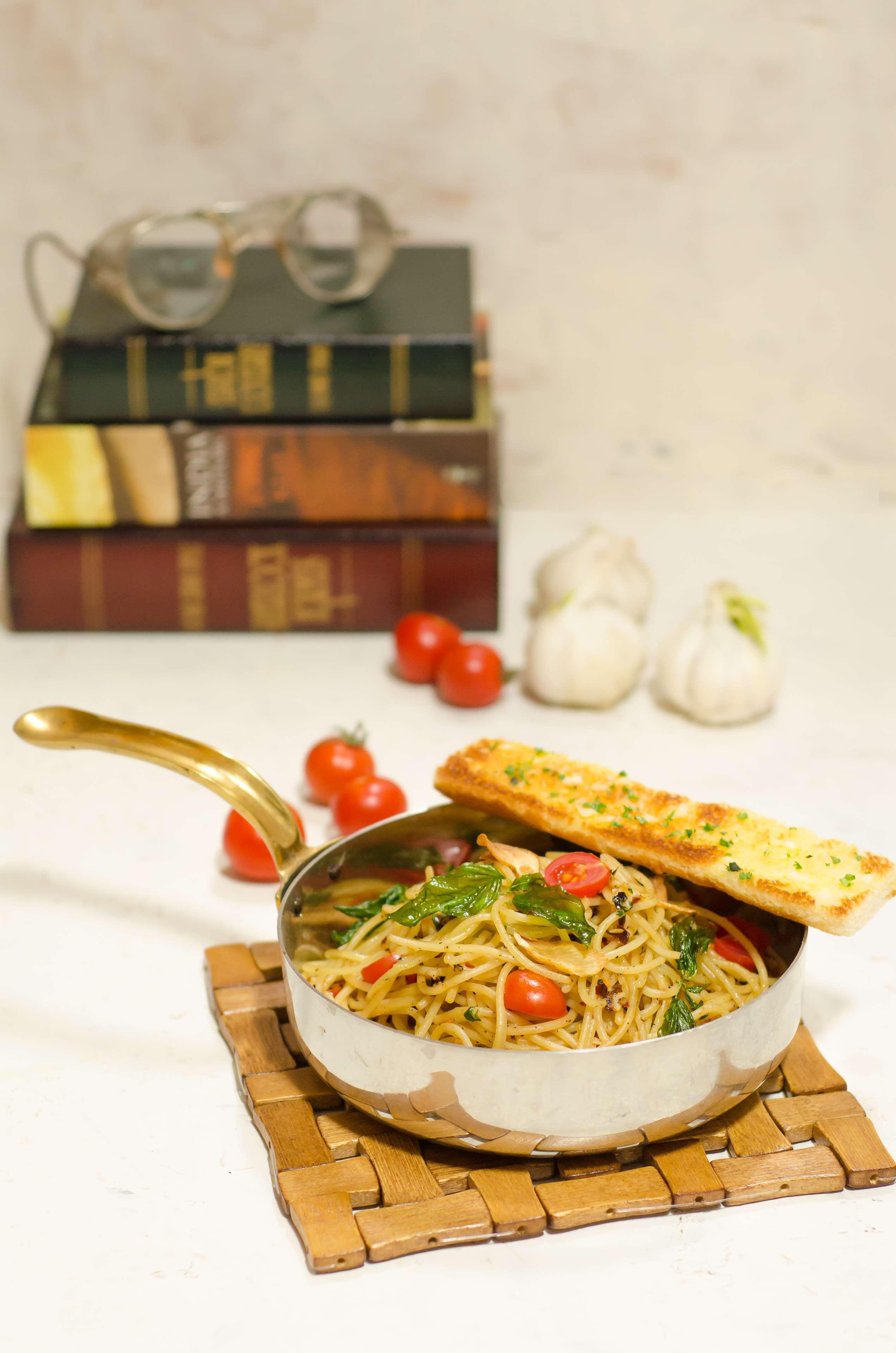 Hyatt Place Gurgaon Udyog Vihar Ngoại thất bức ảnh Garlic bread with pasta