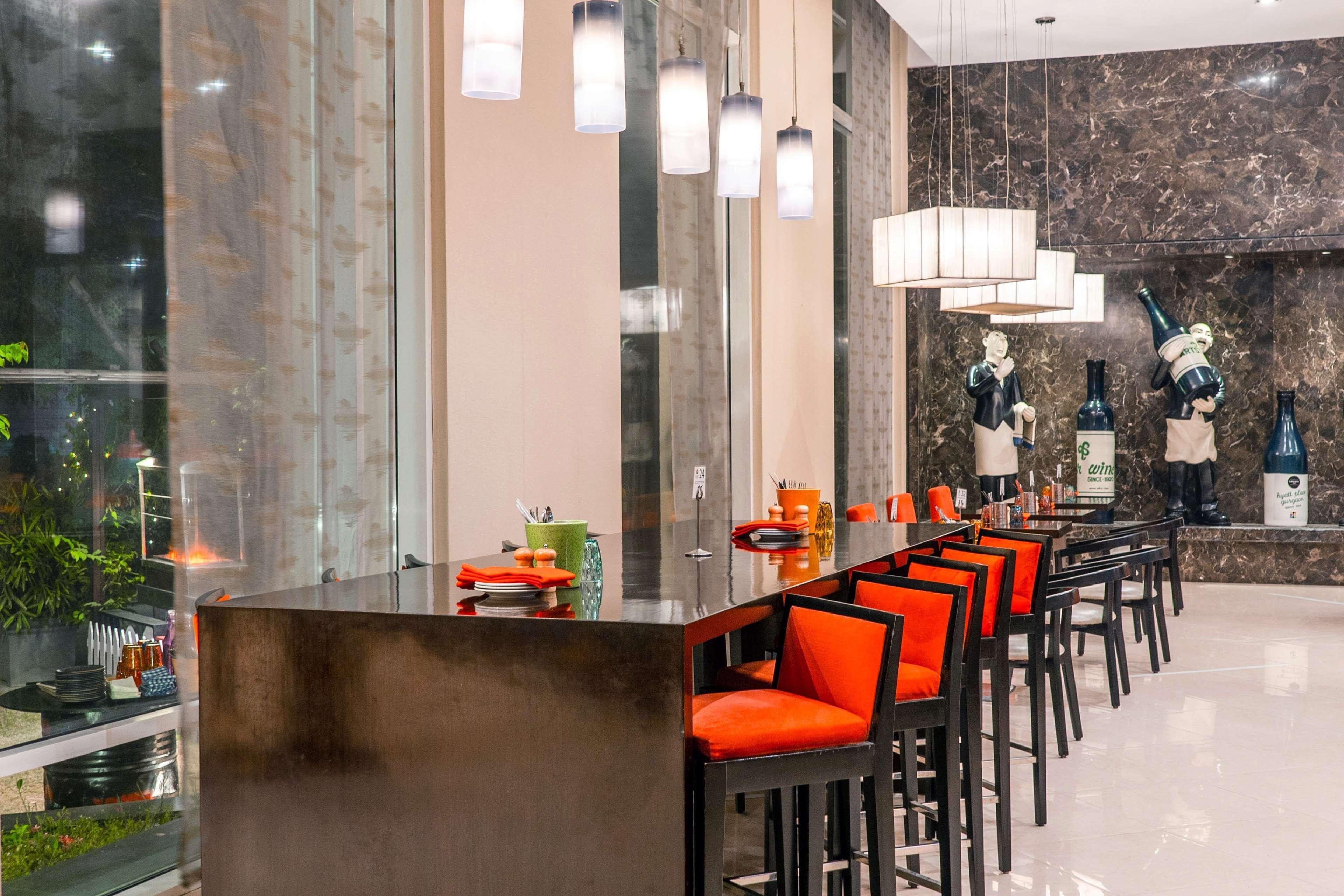 Hyatt Place Gurgaon Udyog Vihar Ngoại thất bức ảnh The bar at the lobby