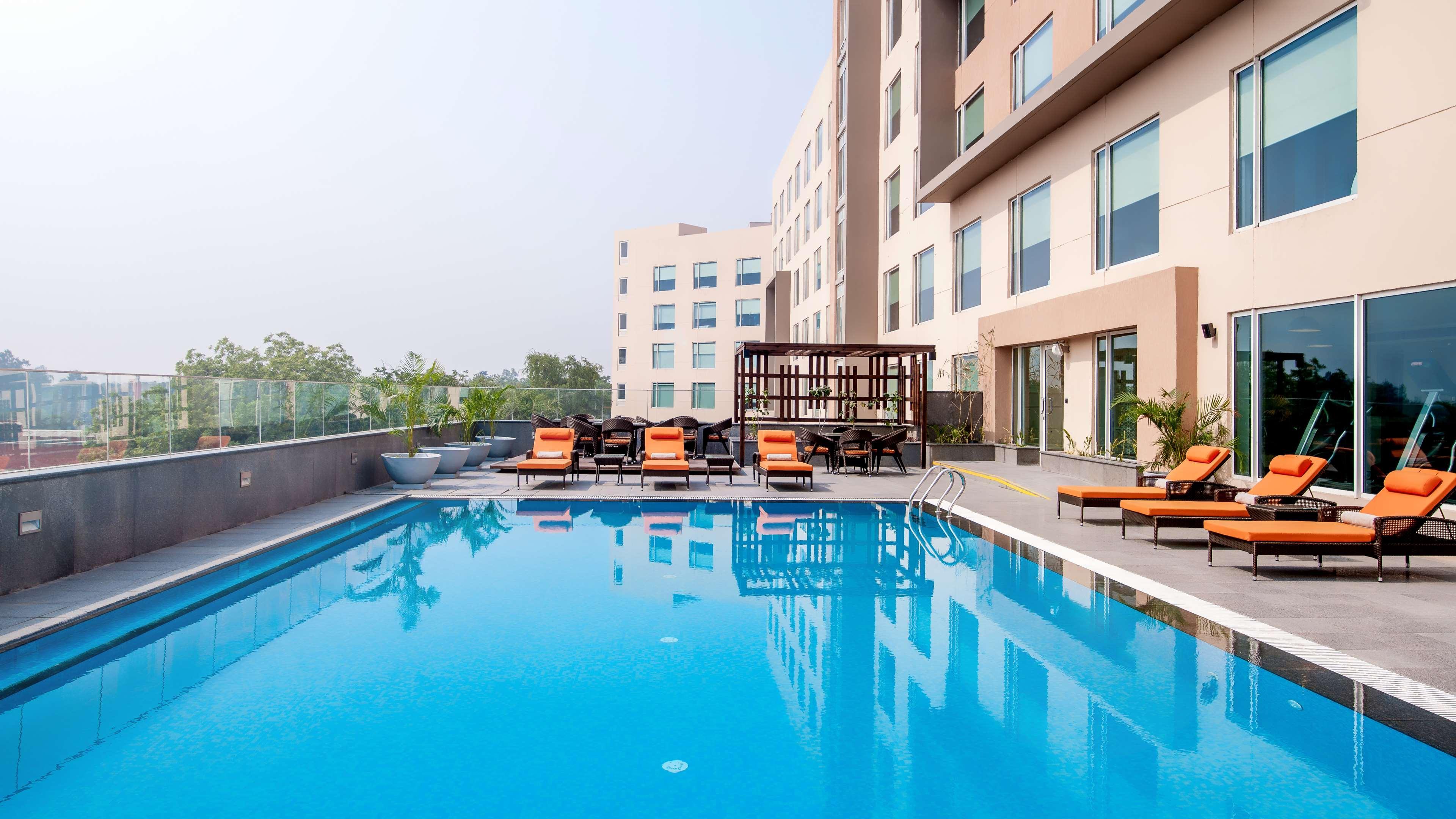 Hyatt Place Gurgaon Udyog Vihar Ngoại thất bức ảnh Pool at the hotel