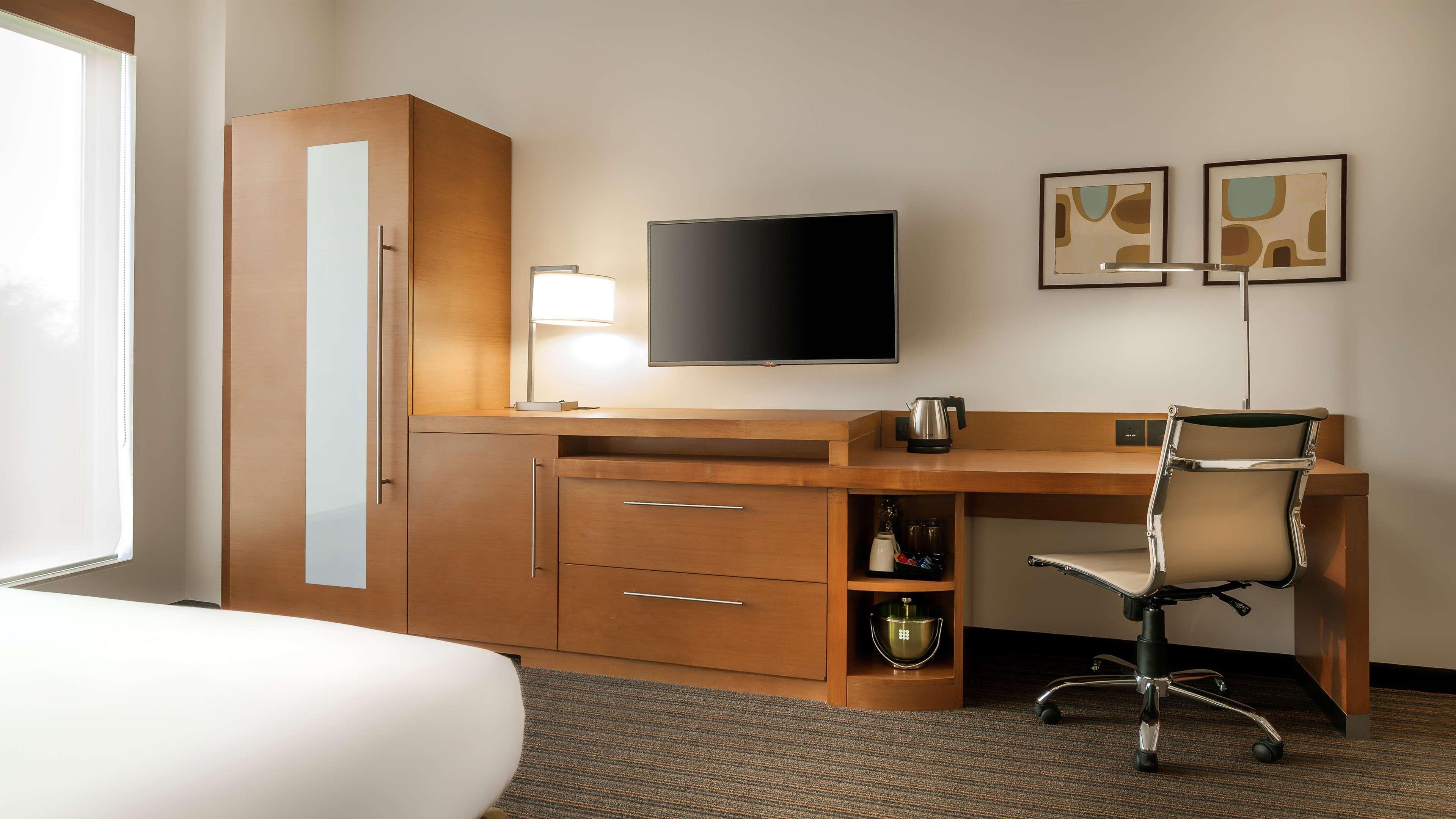 Hyatt Place Gurgaon Udyog Vihar Ngoại thất bức ảnh A typical room at the Hilton Garden Inn