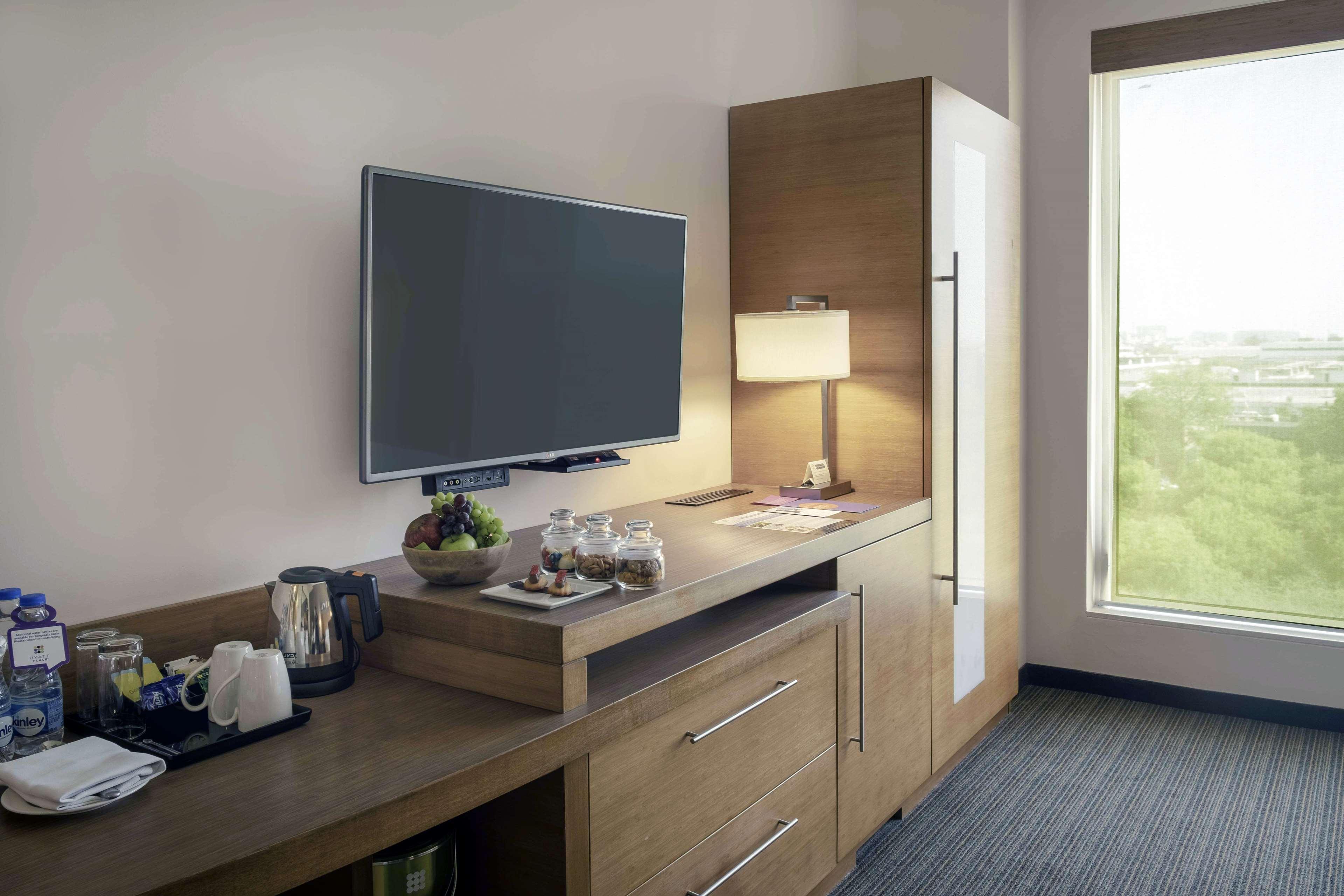 Hyatt Place Gurgaon Udyog Vihar Ngoại thất bức ảnh A typical room at the Hilton Garden Inn